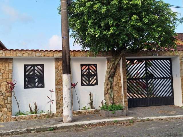 Imperdível! Casa à venda em Praia Grande-SP, Maracanã. 2 quartos, 2 suítes, 1 sala, 3 banheiros, 7 vagas de garagem, 129,60 m².