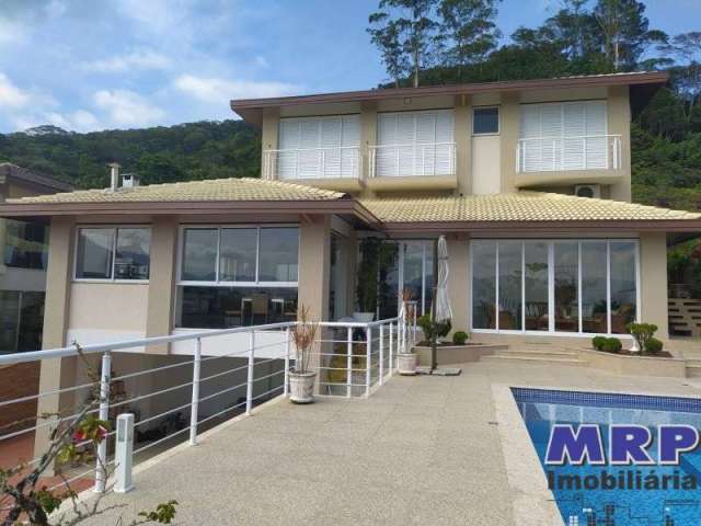 Casa na Praia da Lagoinha á venda em Ubatuba, condomínio Recanto da Lagoinha. 4 suítes.