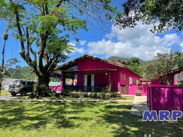 Chácara à venda em Ubatuba, com piscina, bairro Sertão da Quina, com escritura!