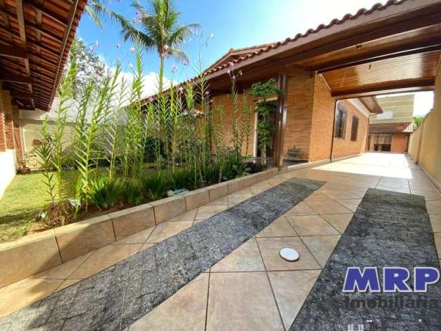 Casa à venda em Ubatuba, com 3 dormitórios + edícula, Praia da Maranduba.