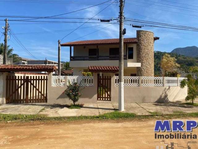 Casa a venda em Ubatuba, com 5 dormitórios, a 350 metros da praia de Maranduba.