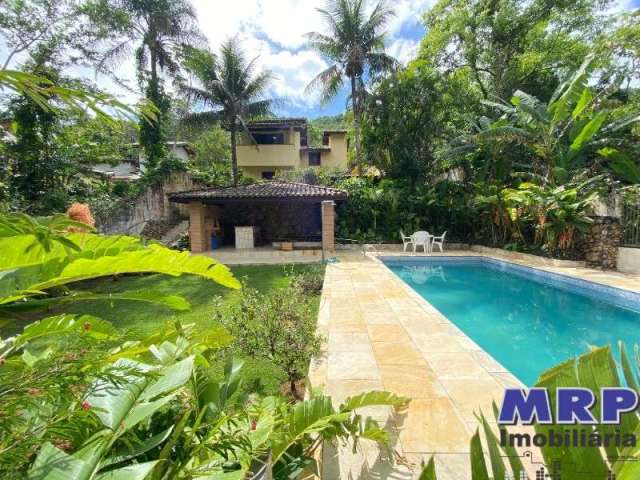 Casa a venda em Ubatuba, no bairro Tabatinga a 300 metros da praia, com 3 dormitórios e piscina !