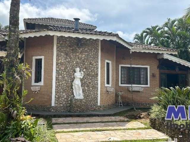 Casa com 4 dormitórios, sendo 3 suítes, com piscina, Jacuzzi, forno a lenha e churrasqueira. Condomínio fechado