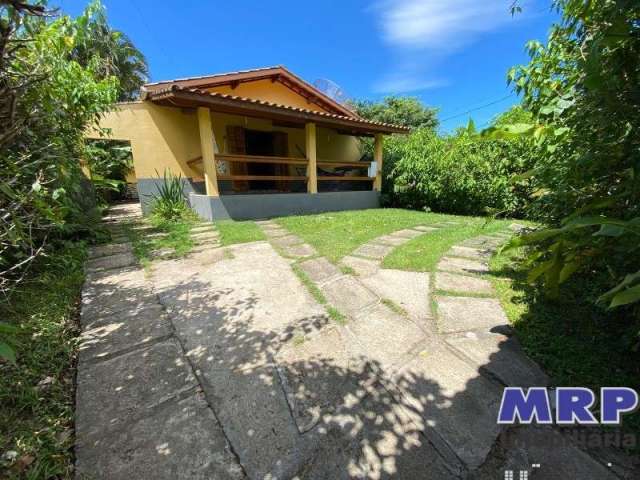 Casa à venda em Ubatuba, muito bem localizada no bairro da Maranduba a 150 metros da praia.