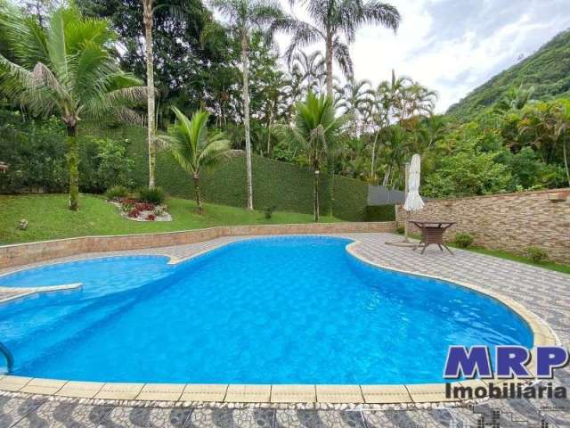 Casa em condomínio fechado, Praia da Lagoinha com 3 dormitórios, piscina e espaço gourmet.