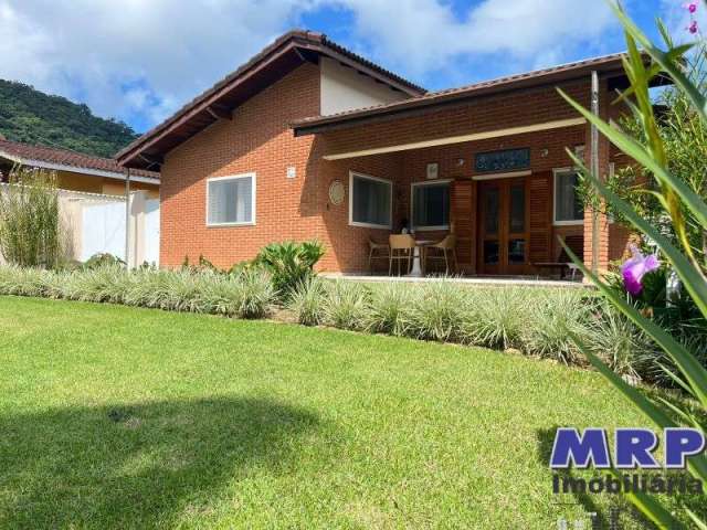 Casas à venda em condomínio na Praia da Lagoinha, Ubatuba. Duas casas. 4 suítes