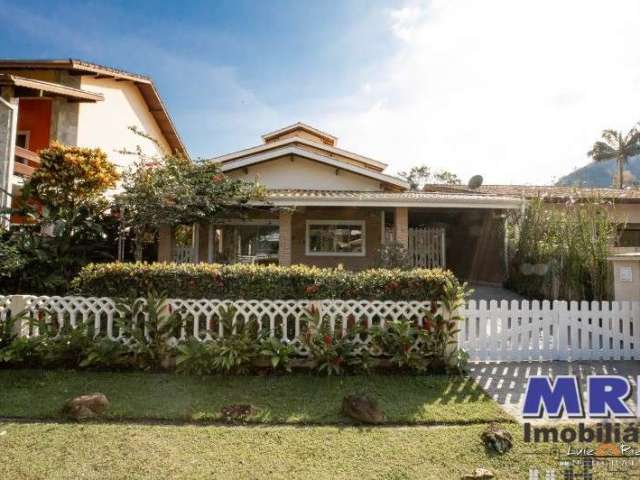 Casa a venda em Ubatuba, dentro de condomínio na Praia da Lagoinha com 3 dormitórios.