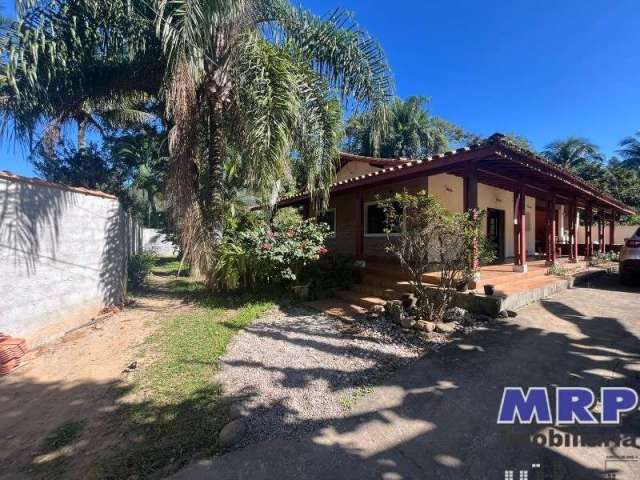 Casa a venda em Ubatuba com  3 dormitórios e piscina no bairro do Sertão da Quina a 3 km da Praia de Maranduba.