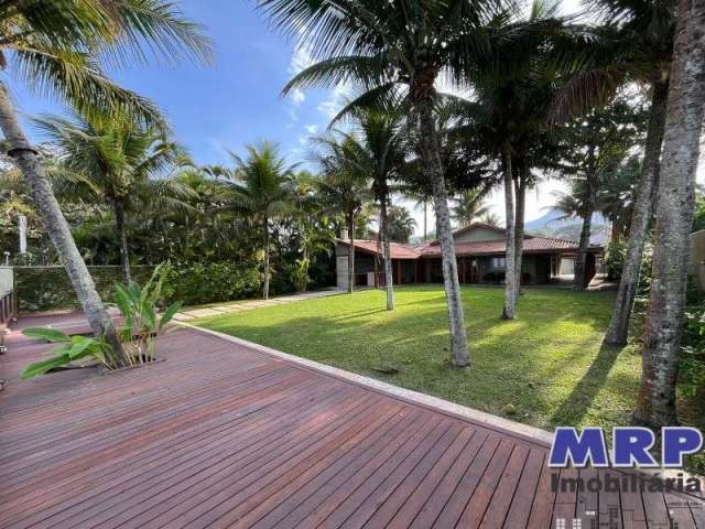 Casa Pé na Areia na Praia da Maranduba. Localização privilegiada, com frente para Rodovia.