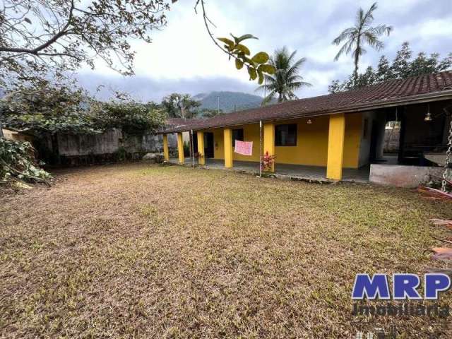 Casa a venda em Ubatuba, com 3 dormitórios em bairro residencial a 3 km da Praia de Maranduba.