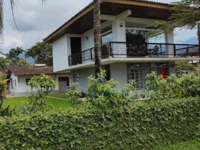 Casa em Ubatuba, de frente para a Marginal e a Rodovia  na Praia da Maranduba