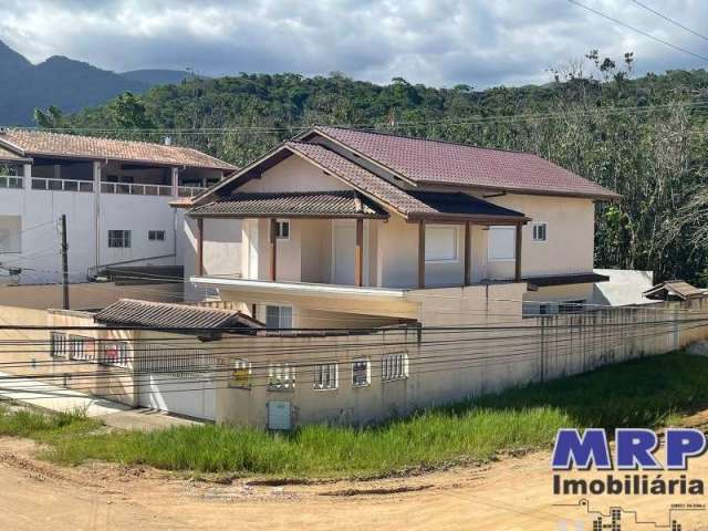 Casa alto padrão à venda em Ubatuba, com 3 suítes, aceita financiamento bancário. Praia da Maranduba