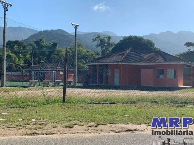 Prédio Comercial em Ubatuba, quadra Futebol sintético, com 2 quiosques , a 1km da praia da maranduba, com IPTU, excelente localização