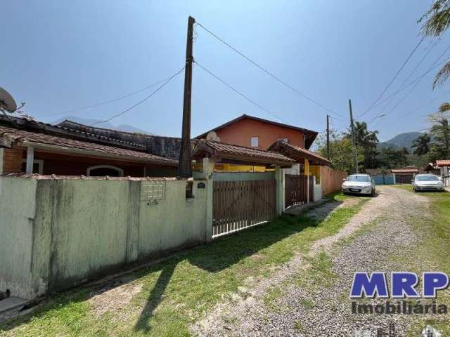 Casa a venda em Ubatuba em bairro residencial, a 3 km da Praia de Maranduba.