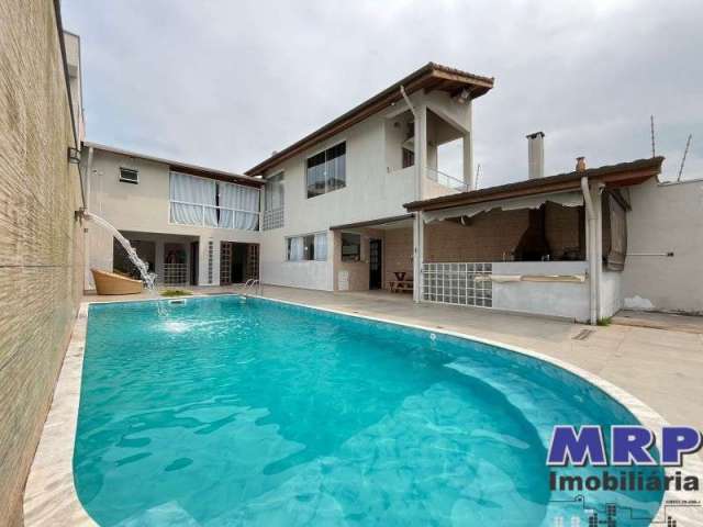 Casa com piscina à venda em Ubatuba, bairro Jardim Beira Rio. 4 dormitórios.