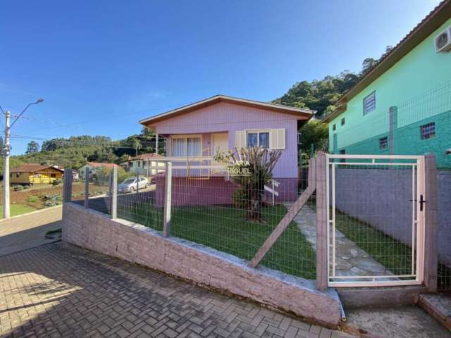 Excelente casa de esquina à venda no centro em  Morro Reuter - RS