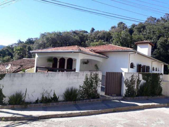 Bairro Estância Suíça - Casa à venda com  383m² de área construída, com 3 dormitórios/2 suítes, abastecida com água de nascente - Serra Negra/SP