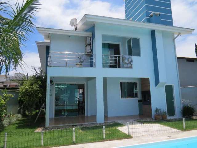 Casa com 03 dormitorios - 210 m²