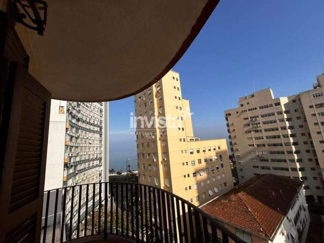 Apartamento na Ponta da Praia com varanda e vista para o mar.