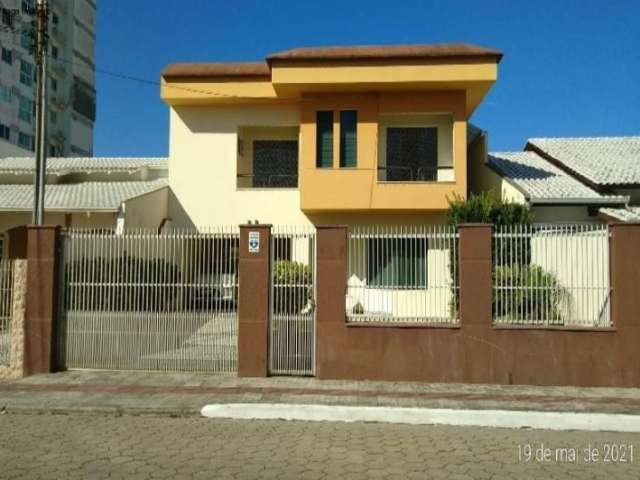 Casa com 3 quartos sendo 2 suítes na Vila Operária em Itajai