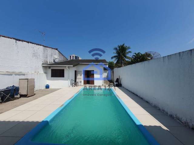 Casa à venda na Martin de Sá com 2 quartos, sendo 1 suíte, sala, cozinha, 2 banheiros e piscina em