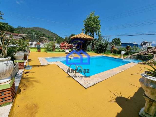 Casas à Venda no bairro Martim de Sá com 02 Dormitórios, Sala, Cozinha, Churrasqueira, Forno à lenh