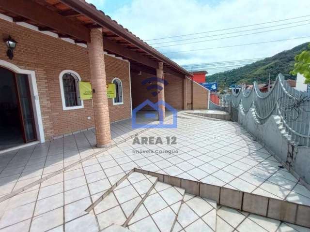 Casa à venda no Centro em Caraguatatuba, 4 dormitórios, sala ampla, garagem para 3 carros, churrasq