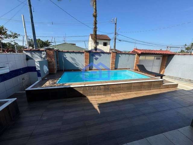 Casa com piscina, churrasqueira, fogão a lenha e 03 dormitórios sendo 01 suíte à venda no bairro do