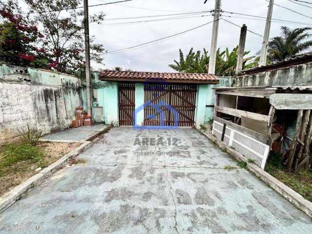 Casa à venda com um dormitório, sala, cozinha, banheiro, lavanderia e quintal espaçoso no bairro do