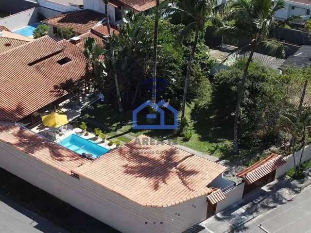 Casa à venda no bairro Praia das Palmeiras em Caraguatatuba, SP - a 50 metros da praia com 4 dormit