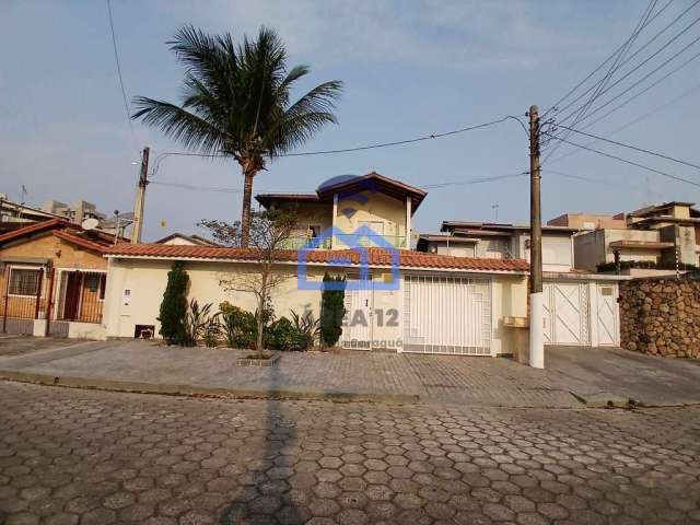 Casa à venda no bairro do Indaiá em Caraguatatuba, SP - com 2 suítes, sala e garagem com espaço par