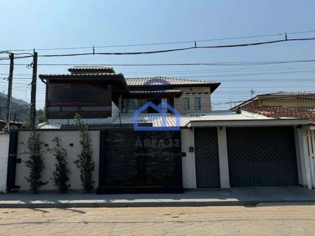 Sobrado de alto padrão à venda no bairro Estrela d'Alva em Caraguatatuba, SP - com piscina, hidroma