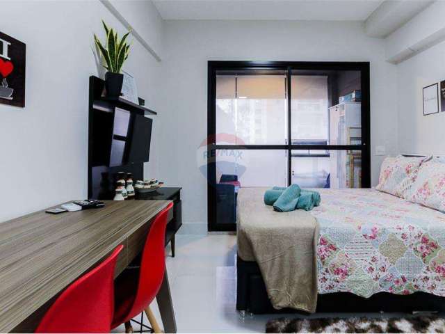 Studio charmoso em Pinheiros: 26m² com armários, ar condicionado, condomínio com academia e lavanderia. Apenas 550m do metrô Sumaré!