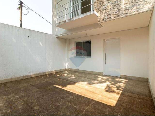 A Casa da Árvore é nova, 90m² de área útil, 03 quartos, suíte, 02 vagas e terraço no Jardim Prudência! Oportunidade!