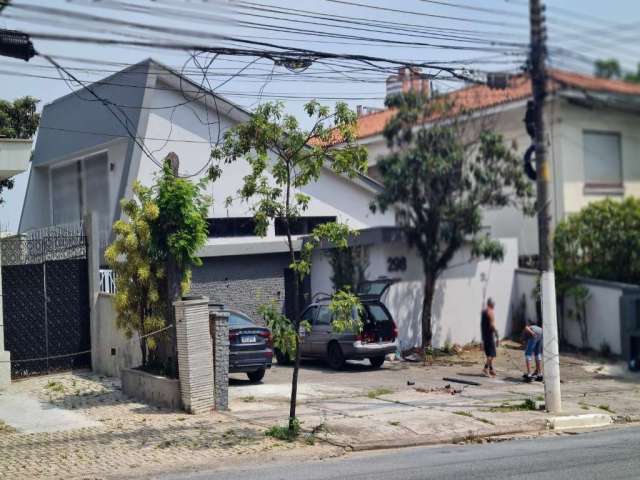 Casa comercial para alugar na Rua Almirante Pereira Guimarães, --, Pacaembu, São Paulo por R$ 18.000