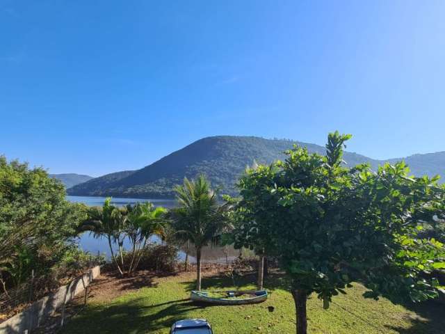 Casa à Venda no Rio Vermelho - Frente para a Lagoa, Próxima à Praia