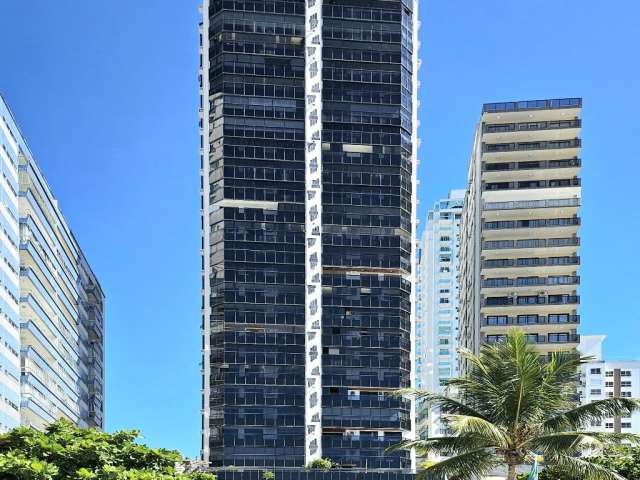 Apartamento diferenciado de frente para o mar no Edifício Tour Royalle em Balneário Camboriú.