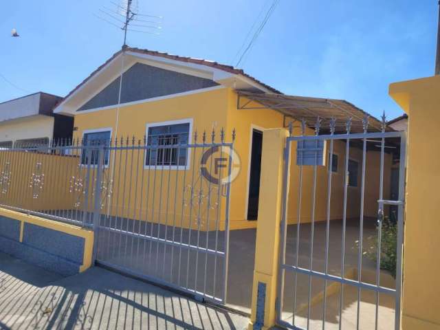 1 casa de frente e 1 casa de fundos com entrada independente à venda.