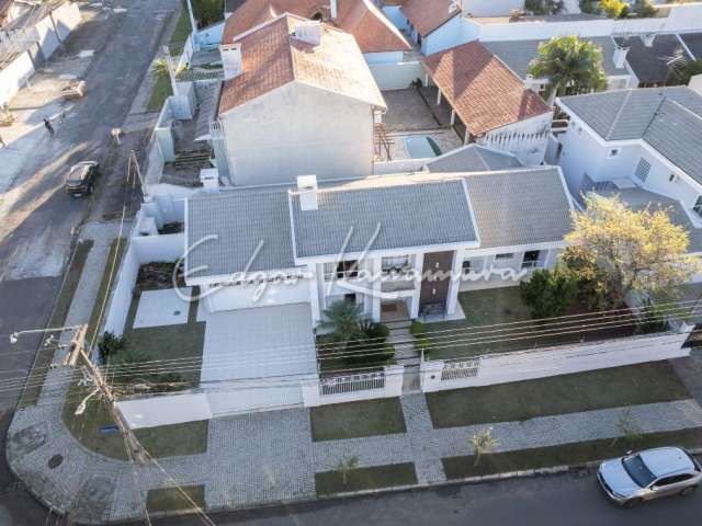 Casa de esquina com 260 m2, em amplo terreno de 525 m2, 3 suítes, 4 vagas, no Jardim das Américas