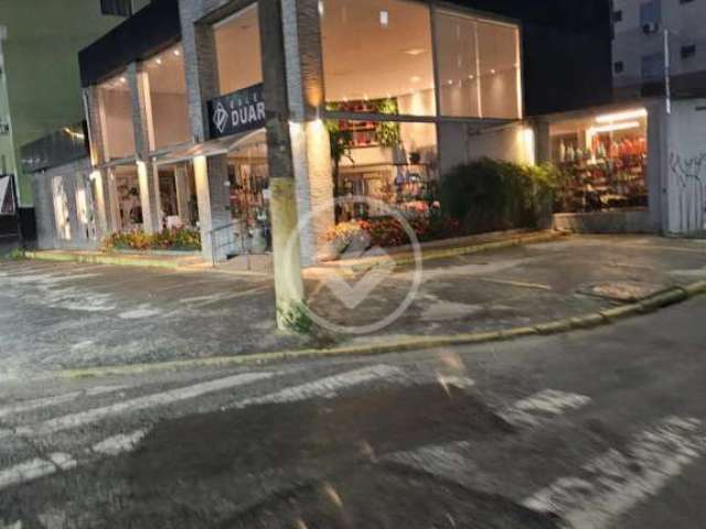 Área comercial de esquina, com 806 m² construídos, de esquina, em ponto privilegiado na Enseada. codigo: 88585