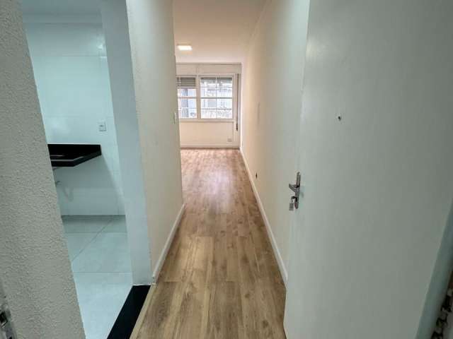 Apartamento todo reformado, na quadra da praia, vista lateral do mar, 1 dormitório na pompéia em santos!!!