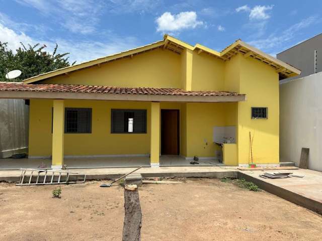 LOCAÇÃO CASA  Bairro Santa Cruz  2/4 quartos sendo 1 suíte