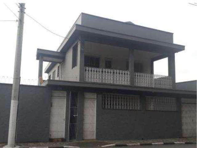 LOCAÇÃO DE CASA COMERCIAL NO CENTRO DE ARUJÁ/SP, 300m² com 3 quartos, salas, 3 banheiros, garagem para 2 autos e localização estratégica. CONSULTE-NOS