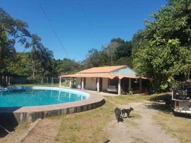 VENDA DE CHÁCARA NO RETIRO, EM ARUJÁ/SP, 4.300m² com 2 casas, 5 quartos, piscina. CONSULTE-NOS.