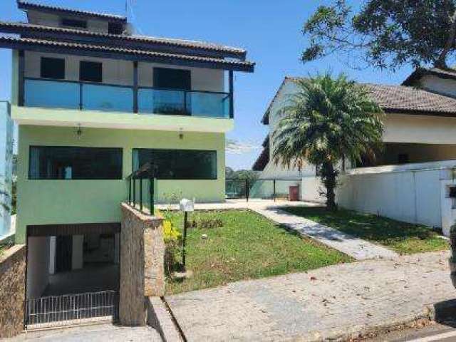 LOCAÇÃO DE SOBRADO NO CONDOMÍNIO ARUJÁ V, EM ARUJÁ/SP, 300m² com 3 quartos, suíte. CONSULTE-NOS.