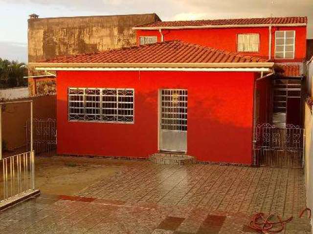 VENDA DE CASA NO CIDADE NOVA ARUJÁ, EM ARUJÁ/SP, 240m² com 3 quartos, 3 banheiros, 3 salas, cozinha, lavanderia e garagem para 2 autos. CONSULTE-NOS.