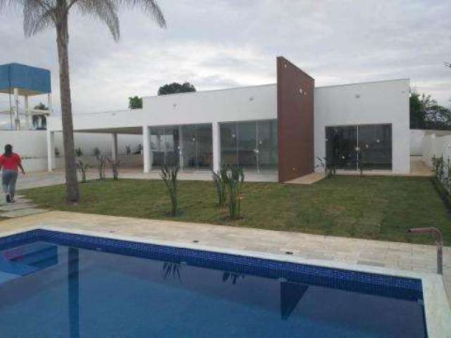 VENDA DE CASA TÉRREA NO CONDOMÍNIO MONT CLAIR, EM SANTA ISABEL/SP, 260m² com 03 quartos, sala ampla, cozinha, churrasqueira e piscina. CONSULTE-NOS.