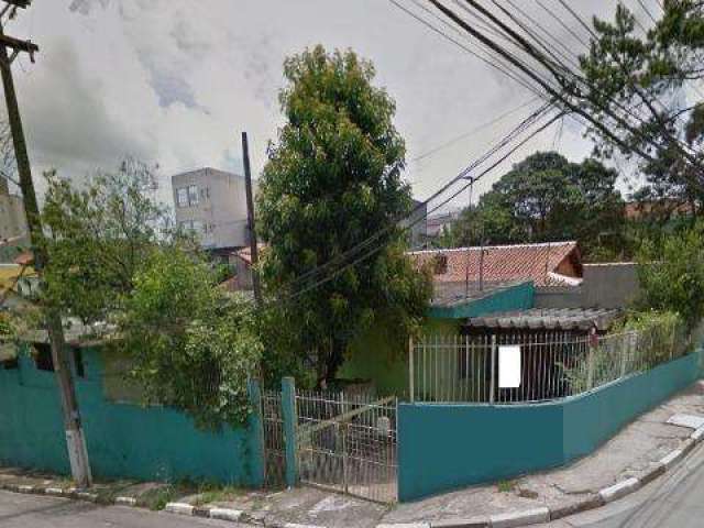 VENDA DE CASA TÉRREA NO ARUJAMÉRICA, EM ARUJÁ/SP, 187m² com 3 quartos, sala de estar, área de lazer com churrasqueira, edícula e 4 vagas. CONSULTE-NOS