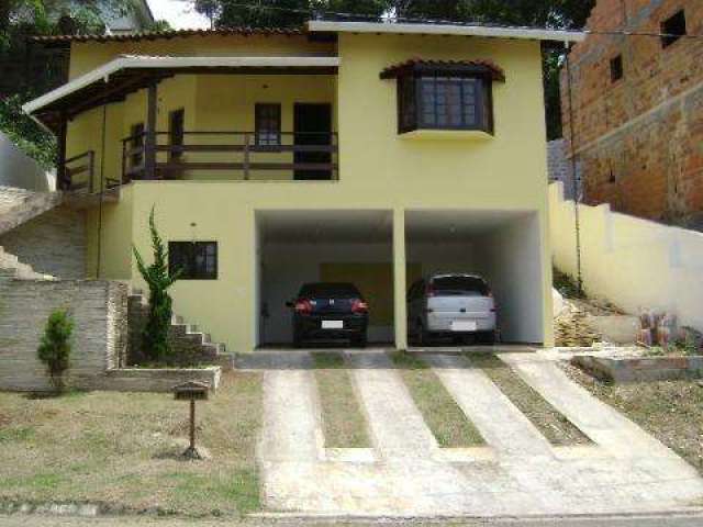 VENDA DE CASA NO CONDOMÍNIO ARUJÁ COUNTRY CLUB, EM ARUJÁ/SP, 220m² com 4 dorm, 2 salas, churrasqueira, forno a lenha, piscina e 4 vagas. CONSULTE-NOS.