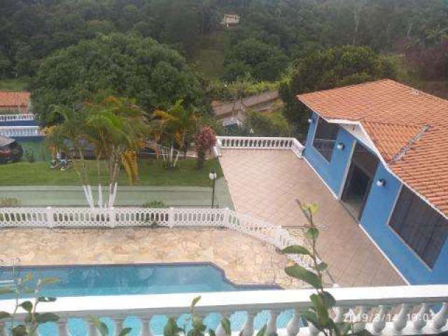 VENDA DE CHÁCARA NO JARDIM ARUJÁ, EM ARUJÁ/SP, 500m² com quartos, cozinha, piscina, churrasqueira, salão de festa e terreno de 2.000m². CONSULTE-NOS.